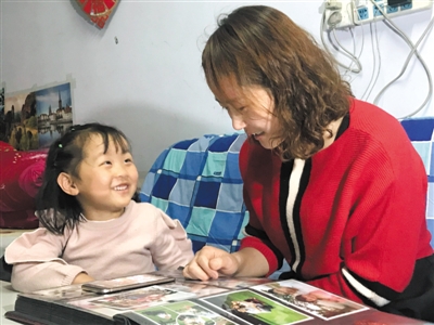 <p>　　王巧琳給女兒講述李丹和福州爺爺、奶奶資助自己上學(xué)的故事。</p>