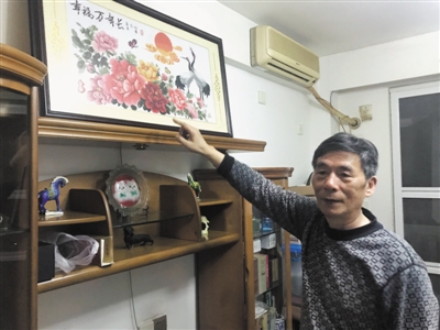 <p>　　書(shū)房里，王巧琳為李圣康一家制作的十字繡被擺放在最顯眼的位置。</p>