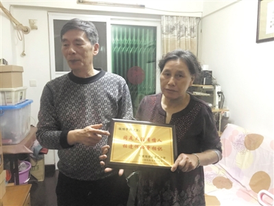 <p>　　在李圣康心中，隆德二中頒給他和女兒的獎(jiǎng)項(xiàng)是對(duì)他們資助學(xué)生最好的肯定。</p>