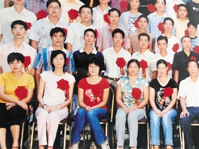 <p>　　福建省第八批赴寧夏支教教師留影。前排左三是李丹。（翻拍）</p>