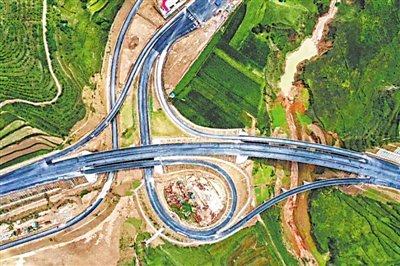 <p>　　道路建設穿山越嶺。</p>