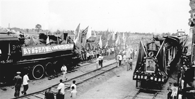 <p>　　經(jīng)過4年的艱苦鏖戰(zhàn)，包蘭鐵路于1958年7月30日在銀川成功接軌，同年8月1日，南北兩段的第一列火車對開，包蘭鐵路正式通車。				　　　　　　　　																			　　　　　		　　　　　　　　　　　　朱康洛　攝</p>
