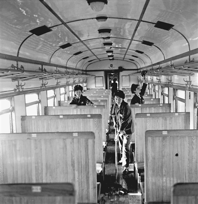 <p>　　1975年9月21日，銀川至北京169/170次直通旅客快車開行。</p><p>　　鄧尚喜　攝</p>
