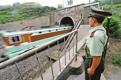 <p>　　1994年6月10日，寶中鐵路全線鋪通。1995年6月8日，寶中電氣化鐵路建成通車。		　　本報(bào)記者　王猛　攝</p>