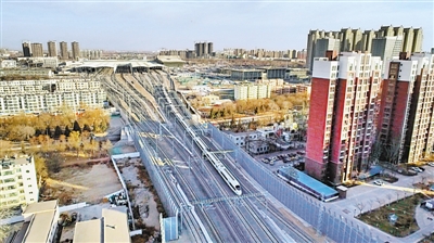 <p>　　2019年12月29日上午11時(shí)27分，從銀川開出的C8201次動(dòng)車組緩緩駛出銀川站，銀川至中衛(wèi)高速鐵路開通運(yùn)營。　　								　　　本報(bào)記者　馬楠　攝</p>