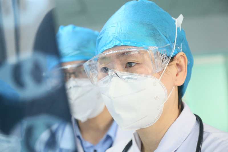 疫情期間帶領(lǐng)科室人員認(rèn)真查看每一個患者.jpg
