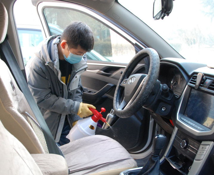牛志佳為分中心機(jī)關(guān)公務(wù)車輛消毒.jpg