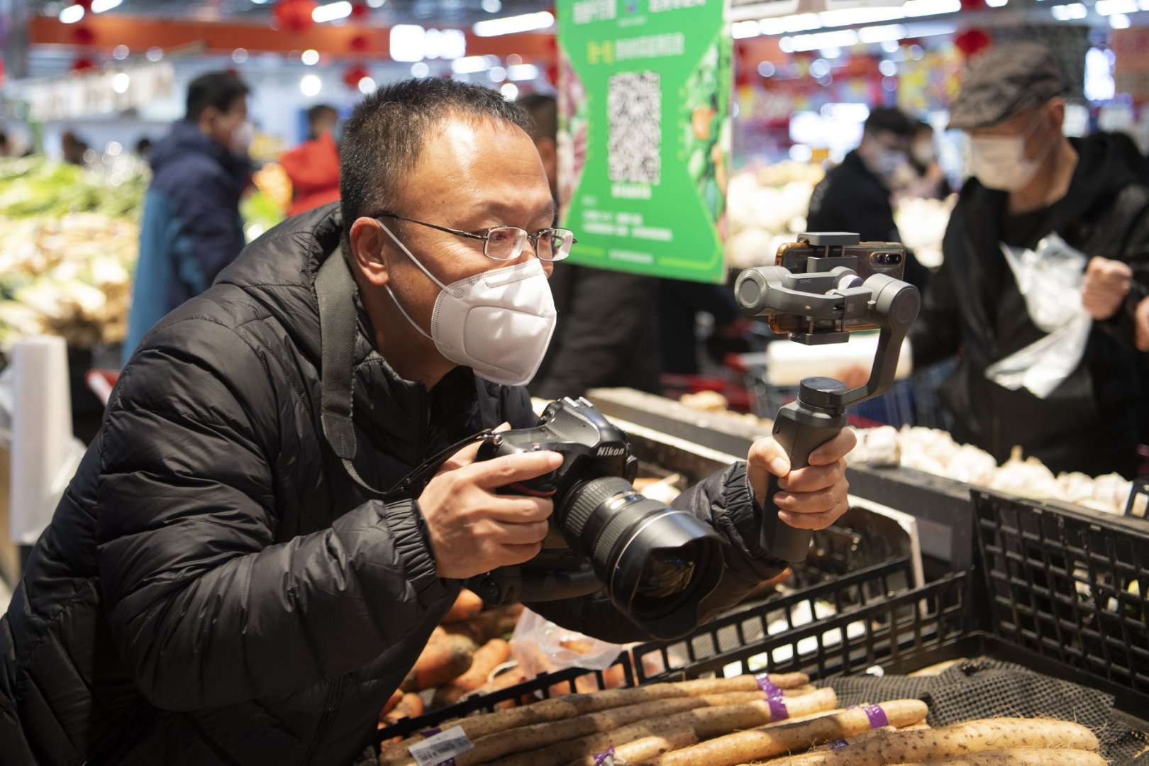 寧報集團祁瀛濤在新百連超采訪蔬菜供應(yīng)情況.jpg
