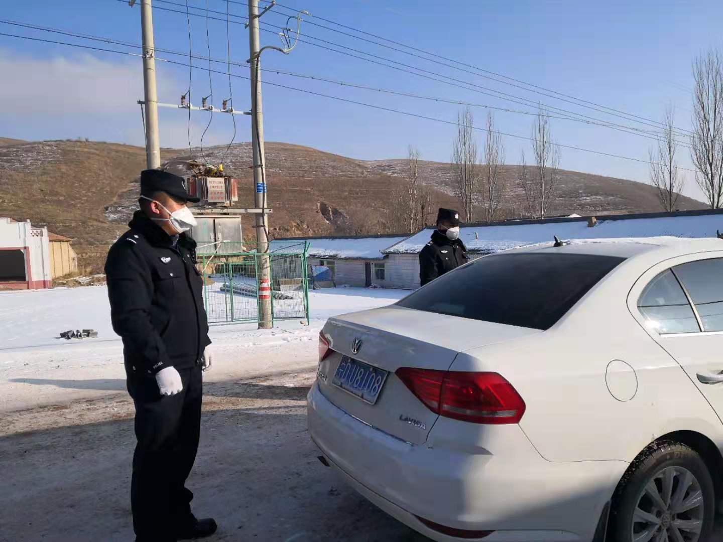 疫情期間，王志強(qiáng)盤查過往車輛.jpg