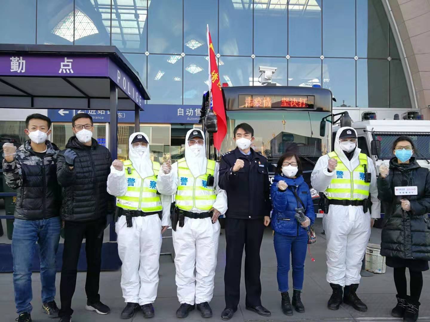 2月8日，寧夏法治報(bào)社朱岱云(右三）與同事們?cè)阢y川市火車站直播，宣傳阻擊疫情中的寧夏政法力量。.jpg