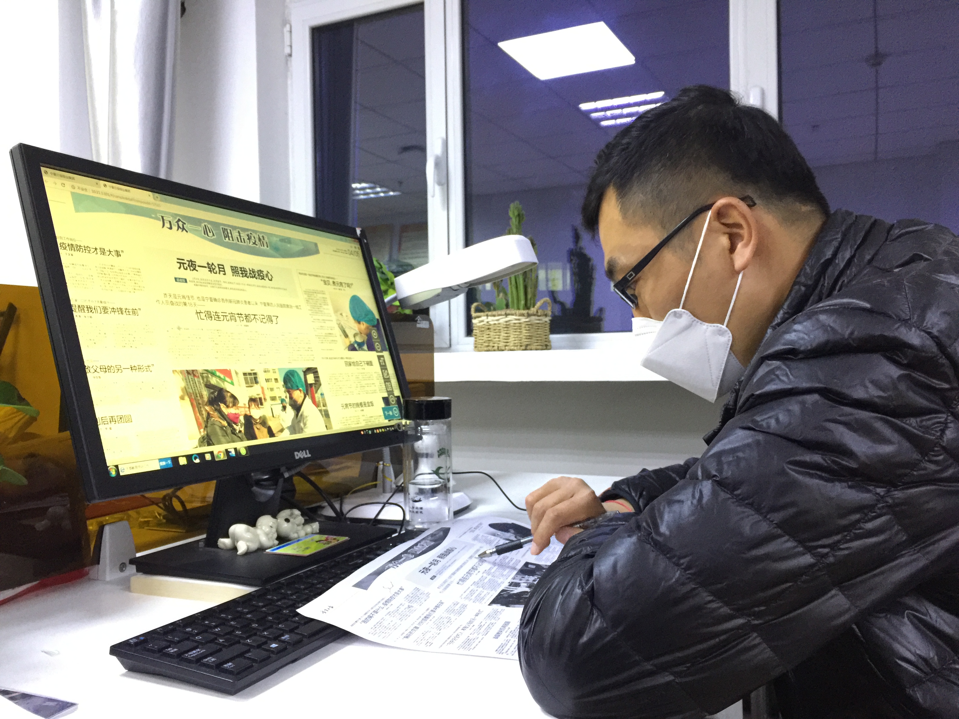 2月9日凌晨，寧報集團吳少男在編校稿件。.jpg