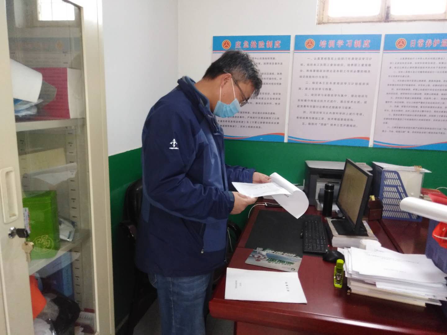 查看基層公路養(yǎng)護站防疫工作記錄等資料.jpg