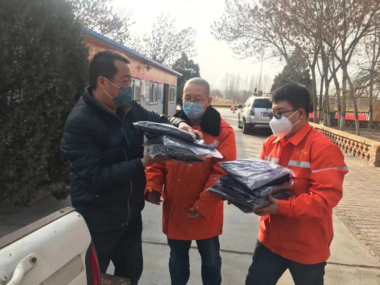 吳文祥向一線工作人員發(fā)放防護品.jpg