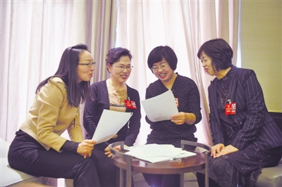 <p>　　→參加自治區(qū)政協(xié)十一屆四次會議的政協(xié)委員們已于1月26日向大會報到。</p>