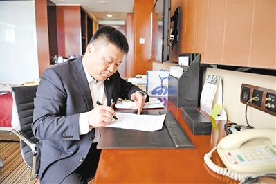 <p>　　政協(xié)委員王寧在住地修改提案?！?lt;/p>