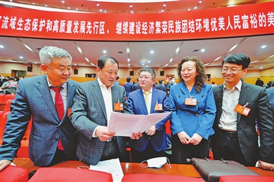 <p>　　開幕會結(jié)束后，委員們就政協(xié)常委會工作報告展開討論。</p>