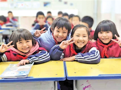 <p>　　陽光快樂寫在吳忠市紅寺堡區(qū)燕寶小學孩子們的臉上。</p><p>　　本報記者　李錦　攝</p>