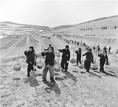 <p>　　20世紀70年代，西吉縣平峰公社的社員們送肥到農(nóng)田。		　　		　　</p>