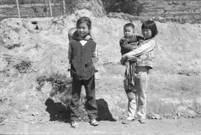 <p>　　姐姐帶弟弟，山區(qū)女娃輟學現(xiàn)象在過去時有發(fā)生。本報記者　王猛　攝</p>