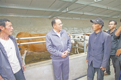 <p>　　去年3月，海原縣扶貧辦工作人員到史店鄉(xiāng)蒼灣村易地扶貧搬遷安置點(diǎn)調(diào)研移民村后續(xù)產(chǎn)業(yè)發(fā)展情況?！　　　　。▓D片由海原縣扶貧辦提供）</p>