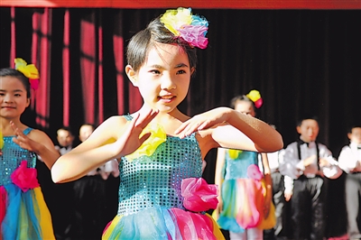 <p>　　欣榮村小學(xué)的文藝演出，學(xué)校就在家門口。</p>