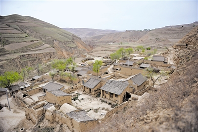 <p>　　連綿起伏的群山，阻隔了張家洼村與外界的聯(lián)絡(luò)?！。〝z于2011年5月）</p>