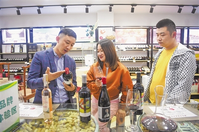 <p>　　推介會(huì)上，杜俊瓊向客戶推介來自寧夏的葡萄酒品牌。</p>