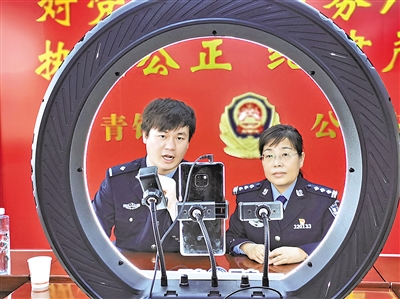 公安民警走進直播間宣傳防范電詐。<br/>　　（圖片由受訪單位提供）