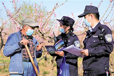     公安民警田間地頭講解防詐知識。<br/>　　（圖片由受訪單位提供）