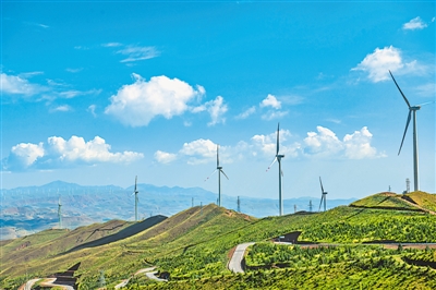 <p>　　華電海原南華山風(fēng)電場，一座座龐大的風(fēng)力發(fā)電機(jī)下綠意盎然。（資料圖片）　　　　　　　　　　　　　　　　　　本報(bào)記者　馬楠　攝</p>