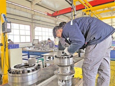 <p>　　2021年，銀川威力傳動增資擴產(chǎn)、加大研發(fā)投入，在風(fēng)電齒輪箱和電機、工程機械齒輪箱等行業(yè)大展拳腳、開疆拓土?！　　　　　　　　　　　　　　　　　”緢笥浾摺顣郧铩z</p>