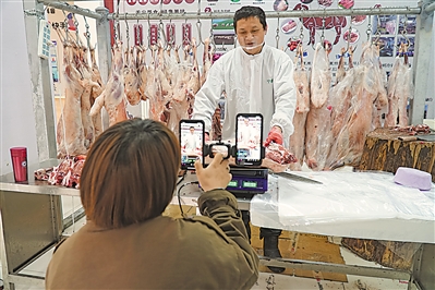 <p>　　寧夏寧羴源牛羊肉有限公司的直播室正在直播銷售灘羊肉。</p>