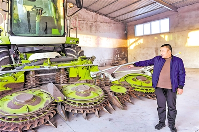<p>　　呂鳳龍查看農(nóng)機(jī)機(jī)械。</p>