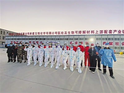 <p>　　志愿者協(xié)助完成核酸檢測采樣任務(wù)。</p>