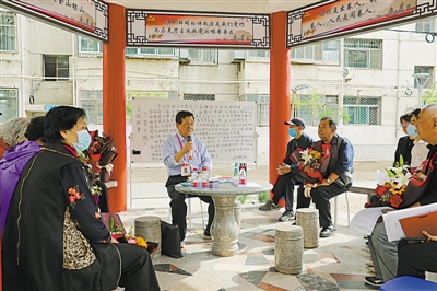 <p>　　庭院微黨課。</p>