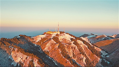 <p>　　羅山之巔。</p>
