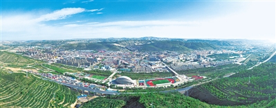 <p>　　青翠環(huán)繞的西吉縣城。</p>