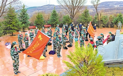 <p>　　學(xué)生開展愛國主義教育。</p>