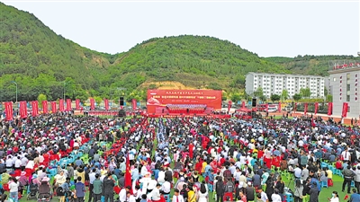 <p>　　干部職工歌詠比賽。</p>
