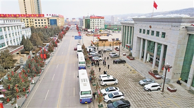 <p>　　組織車輛集中輸送務(wù)工人員。</p>