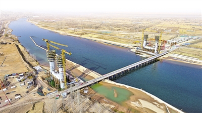 <p>　　建設中的中衛(wèi)下河沿黃河大橋。</p>