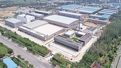 <p>　　吳忠市金積工業(yè)園區(qū)盤(pán)活利用閑置土地，引入上方生物科技有限公司。</p><p>　　自治區(qū)自然資源廳以助推高質(zhì)量發(fā)展為主題，以土地權(quán)改革為抓手，持續(xù)深入開(kāi)展批而未供和閑置土地盤(pán)活利用專(zhuān)項(xiàng)行動(dòng)，實(shí)行批而未供和閑置土地處置與土地利用計(jì)劃分配、新增建設(shè)用地報(bào)批掛鉤，借助全區(qū)建設(shè)用地節(jié)約集約利用評(píng)價(jià)監(jiān)管平臺(tái)，全面梳理摸排批而未供和閑置土地“底數(shù)清單”，為每個(gè)閑置低效地塊“量身定制”盤(pán)活出路，推進(jìn)閑置土地“再開(kāi)發(fā)促增值”。截至今年7月底，全區(qū)已盤(pán)活利用批而未供和閑置土地3.916萬(wàn)畝，其中處置批而未供土地2.803萬(wàn)畝，處置閑置土地1.113萬(wàn)畝。通過(guò)“增存掛鉤”機(jī)制，存量用地折算新增建設(shè)用地指標(biāo)1.532萬(wàn)畝。</p><p>　　本報(bào)記者　　張瑛　　　</p><p>　?。▓D片由自治區(qū)自然資源廳提供）</p>