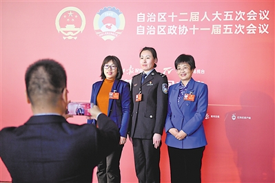 <p>　　基層代表會后合影留念。</p>
