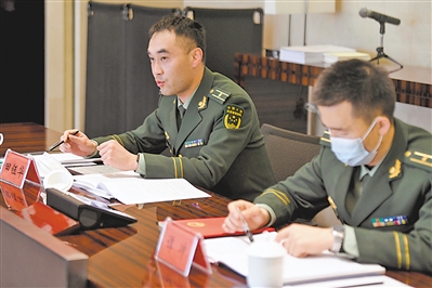 <p>　　自治區(qū)人大代表田鈺華（左）在分組審議時發(fā)言。　　　　　　　　　　　　本報記者　馬楠　黨碩　攝</p>