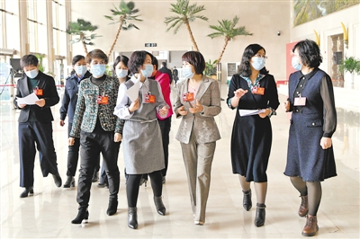 <p>　　人大代表意氣風發(fā)步入會場。</p>