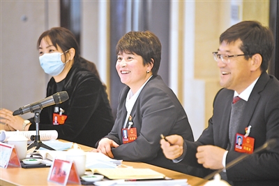 <p>　　代表們圍繞政府工作報告暢所欲言。</p>