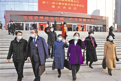 <p>　　走出會場的委員們信心滿懷。</p>