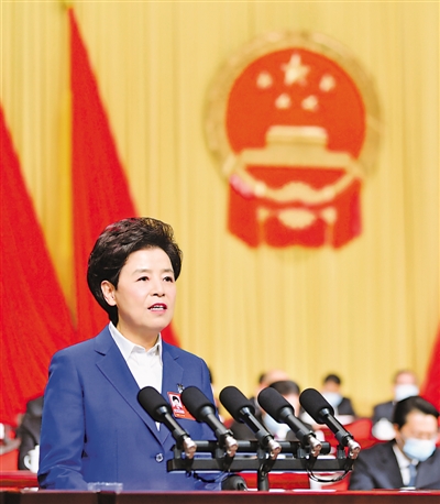 <p>　　1月20日，自治區(qū)第十二屆人民代表大會第五次會議在銀川開幕，自治區(qū)主席咸輝作政府工作報告。　　　　　　　　　　　　　　　本報記者　王鼎　攝</p>