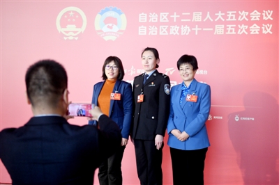 基層代表合影留念。寧夏日報記者  李濤  左鳴遠(yuǎn)  王鼎  馬楠  黨碩  攝影報道