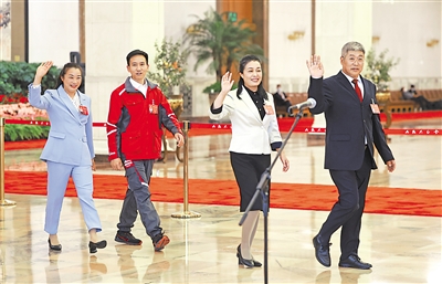 10月22日，楊彥鋒、宋學(xué)文、祁洪芳、李紹杰代表（自左至右）步入黨的二十大“黨代表通道”。新華社發(fā)